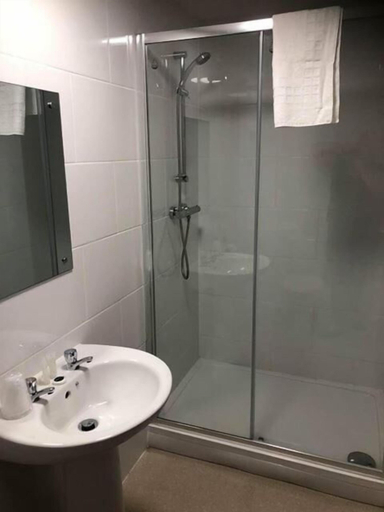 Bathroom 3, Alcester Inn, Warwickshire