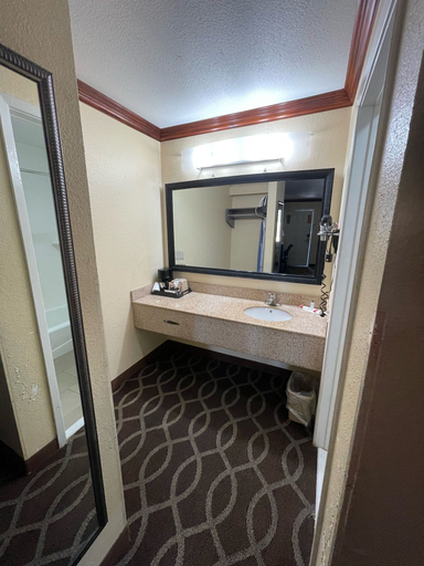 Bathroom 4, Super 8 by Wyndham San Marcos, Hays