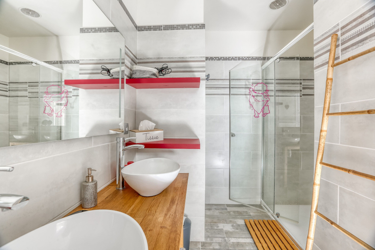 Bathroom 5, Jolysable, Charente-Maritime