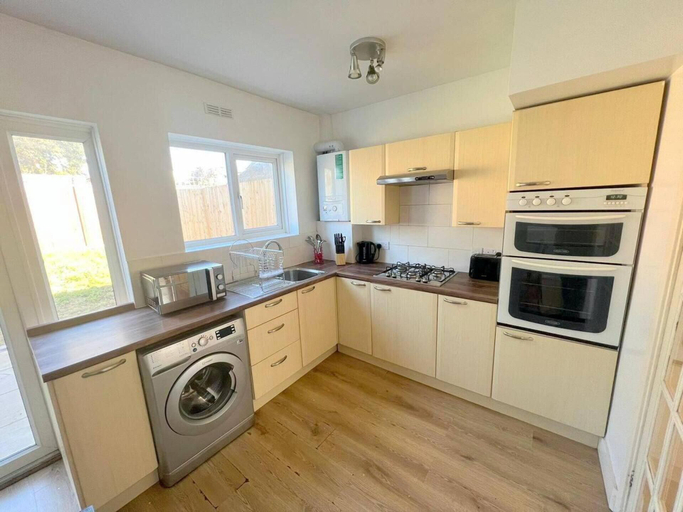 Others 5, Spacious 4-bed House in Thornton Heath, London