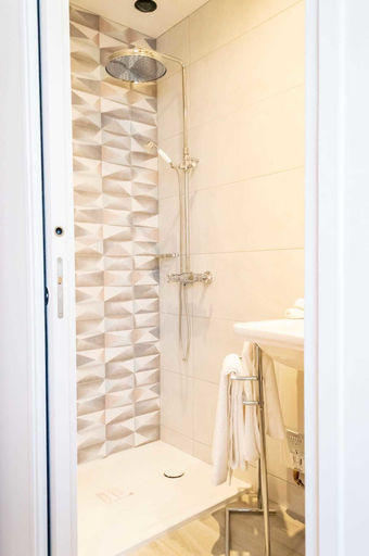 Bathroom 2, Hotel des Iris, Val-d'Oise