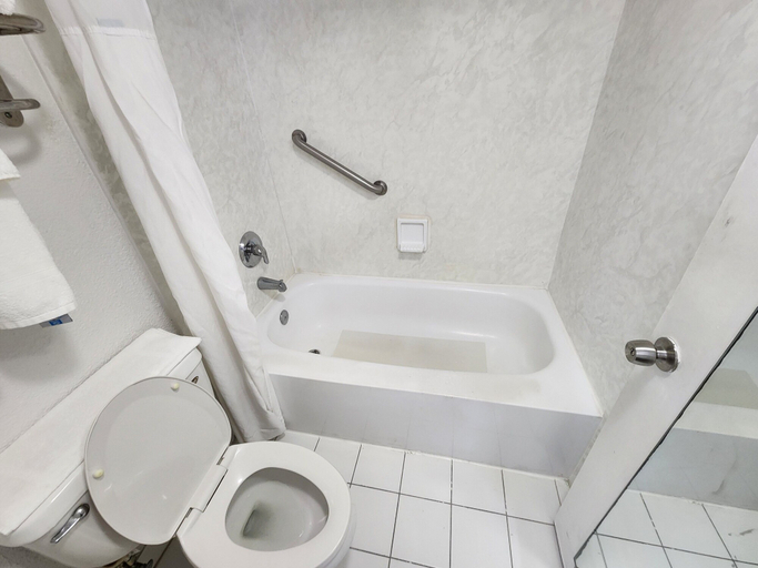 Bathroom 5, Days Inn by Wyndham Stuart, Martin