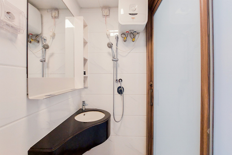 Bathroom 2, Strategic And Elegant Studio Apartment At Sky House Bsd, Tangerang Selatan