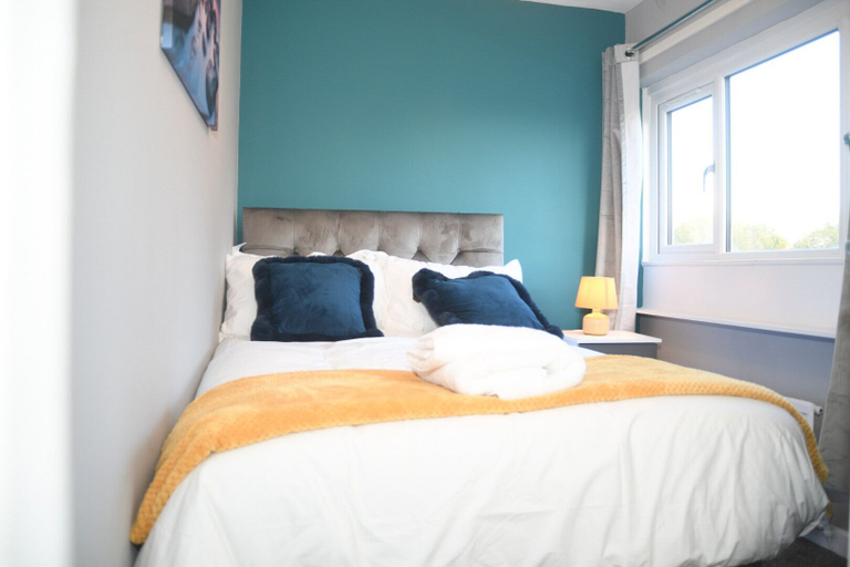Room 1, House Sleeps 8 With Garden and Parking, Walsall