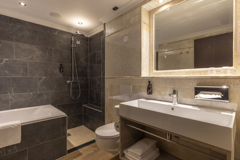Bathroom 5, Fletcher Familiehotel De Hunzebergen, Borger-Odoorn