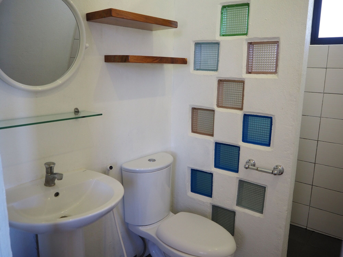 Bathroom 5, Footprints Beach Resort, San Andres