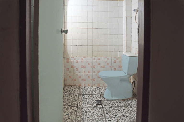 Bathroom 3, Capital O 92958 Hotel Raflessia Syariah, Muara Enim