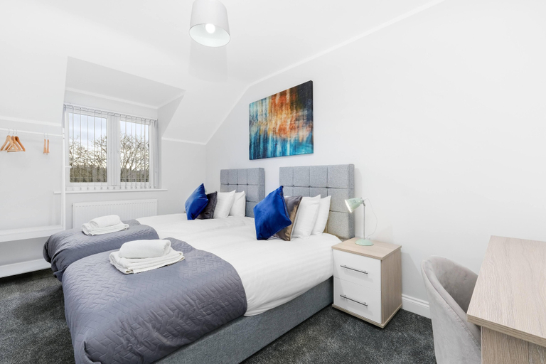 Others 4, The Modern Apartments - 2 Bedroom with Parking by 360Stays, Buckinghamshire