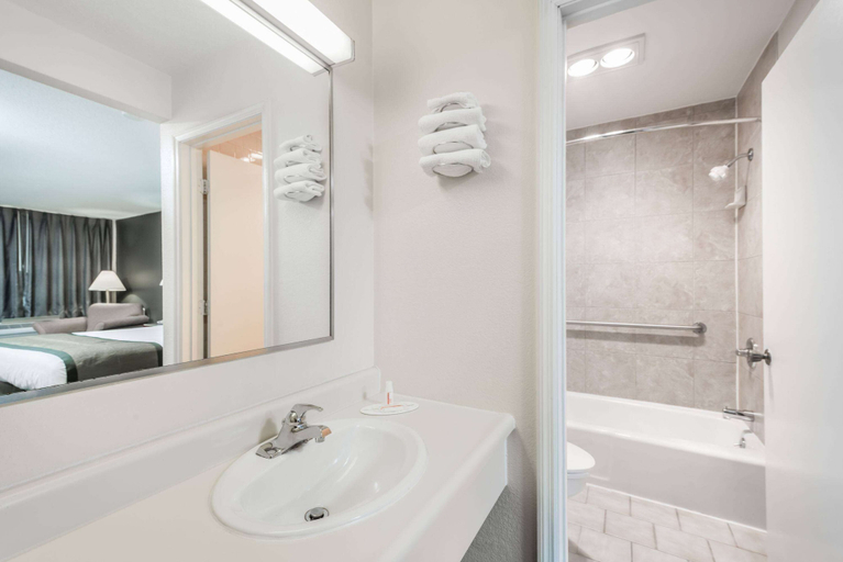 Bathroom 4, Days Inn by Wyndham Hannibal, Ralls