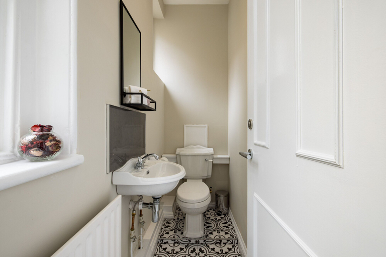 Bathroom 4, Avari Apartments - Hatton Collection, London