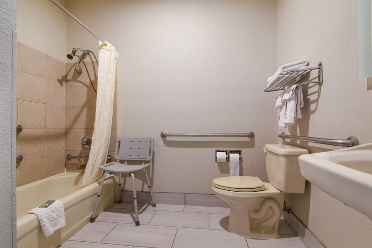 Bathroom 4, SureStay Plus Hotel by Best Western Topeka Northwest, Shawnee