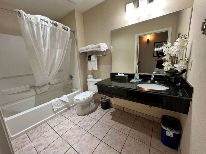 Bathroom 4, Best Western Americana, Tulare