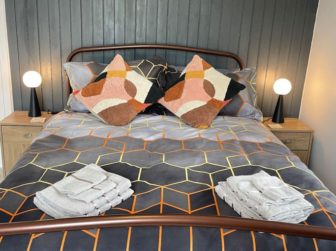 Room 5, Impeccable 4-bed Home Away From Home in Swindon, Swindon