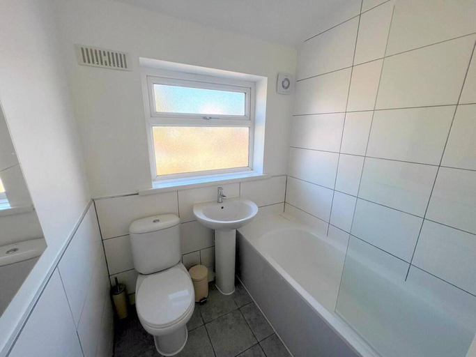 Bathroom 2, Spacious 4-bed House in Thornton Heath, London