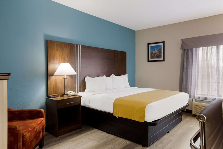 Bedroom 3, Best Western Crossroads Inn, Lake