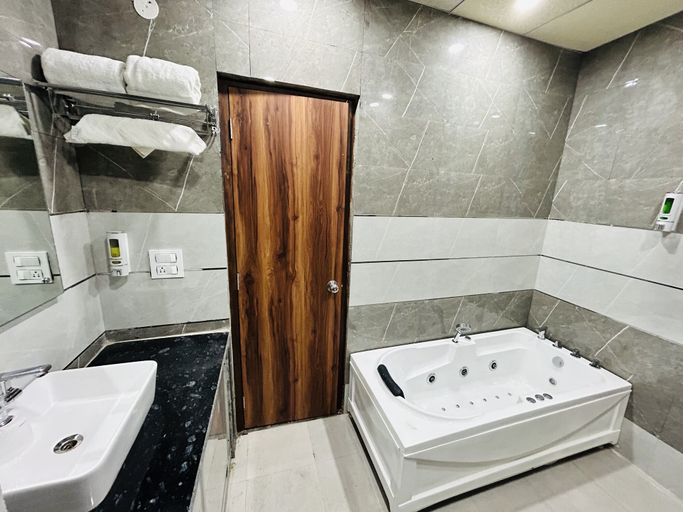Bathroom 3, Shree Jee Hotel, Faridabad