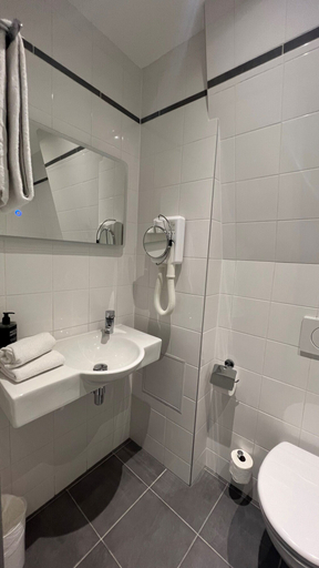 Bathroom 5, ibis Styles Paris Montmartre Batignolles, Paris