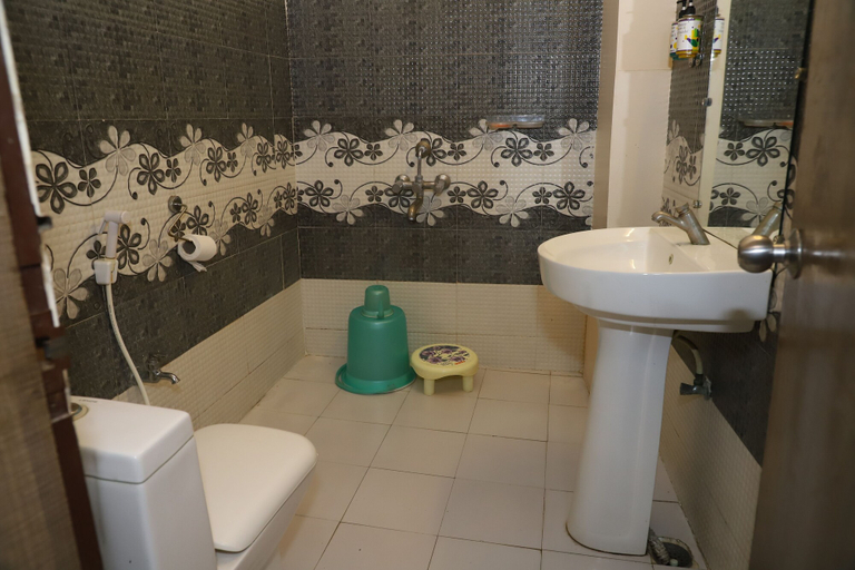 Bathroom 5, The Bagga Inn, Jabalpur