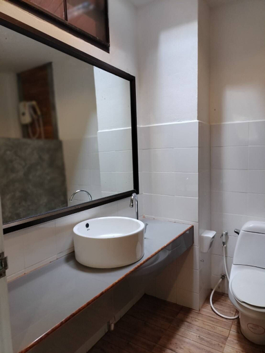 Bathroom 4, D.R. Lanta Bay Resort, Ko Lanta