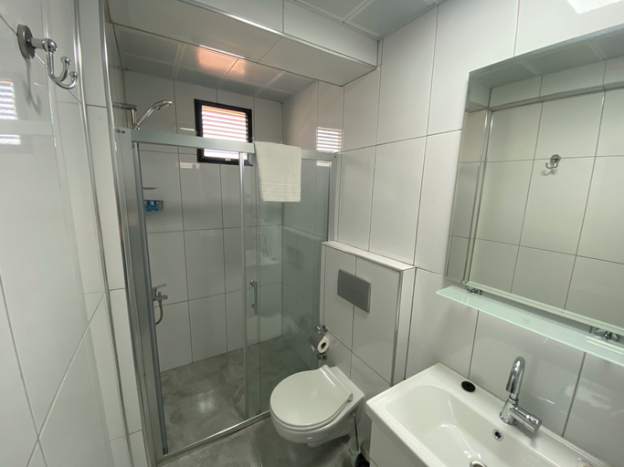 Bathroom 5, Eraliz, Buca