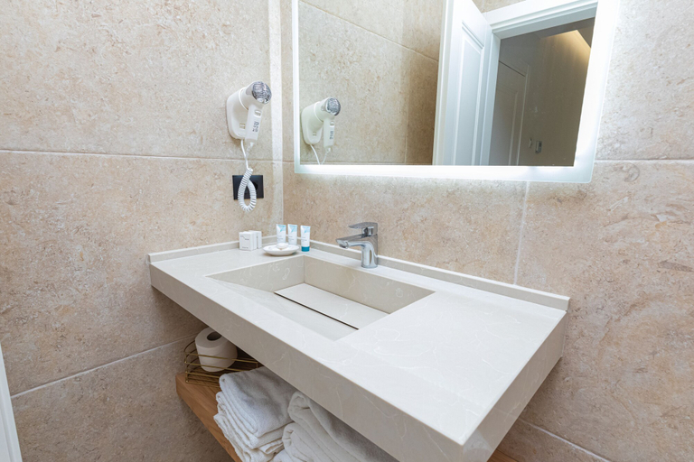 Bathroom 3, B&B Champagne Vlore Bay, Vlorës