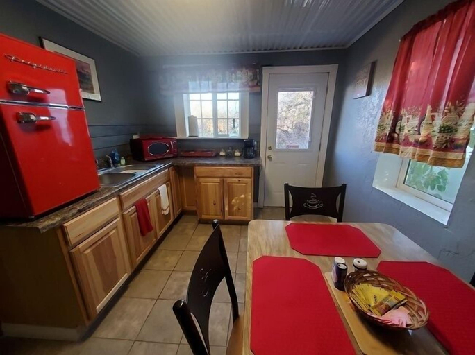 WELCOME TO VIGILANTE INN, Cochise