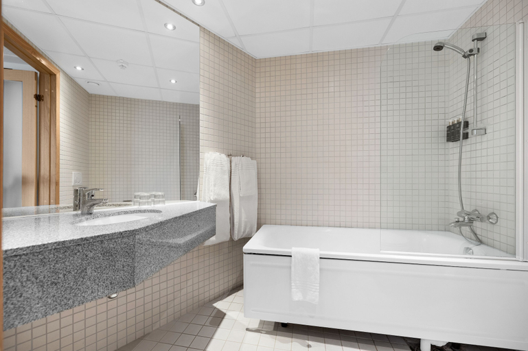 Bathroom 4, Clarion Hotel Tyholmen Arendal, Arendal