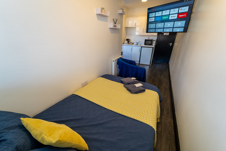 Bedroom, Modern Studio 10 Mins on Train to City!, Birmingham
