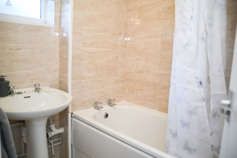 Bathroom 5, House Sleeps 8 With Garden and Parking, Walsall