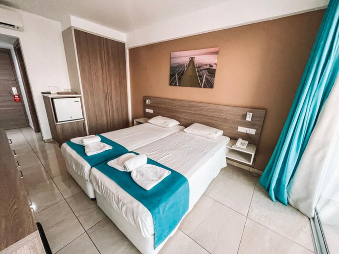 Bedroom 5, Sunny Blue Hotel