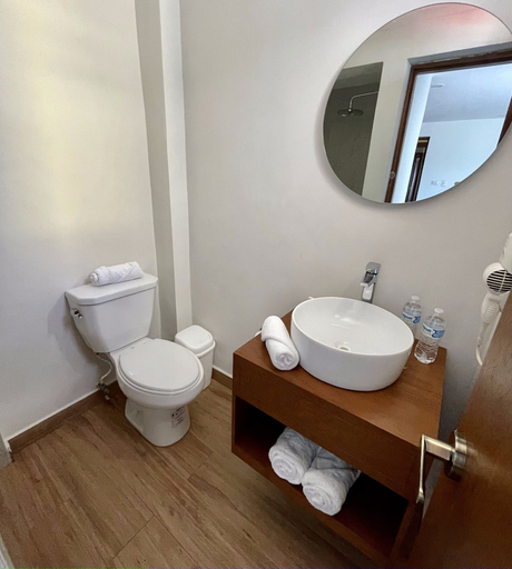 Bathroom 4, Del Paseo, Campeche