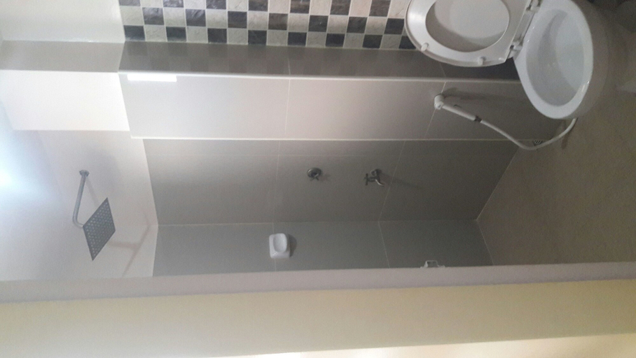 Bathroom 4, Mayon Lodging House, Daraga