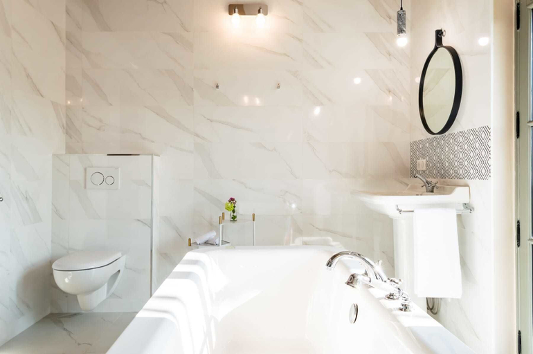 Bathroom 2, Hotel des Iris, Val-d'Oise