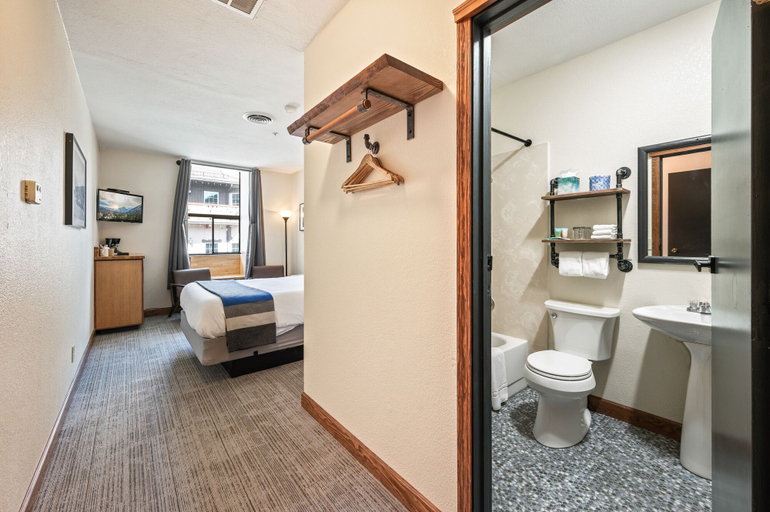 Bedroom 3, Hotel Leavenworth, Chelan