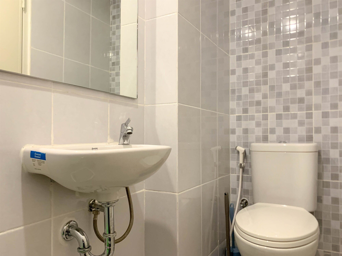 Bathroom 2, Simply Studio At 19Th Floor Tokyo Riverside Pik 2 Apartment, Tangerang