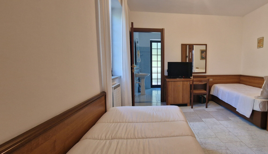 Bedroom 2, Hotel Montegrino Lakeview, Varese