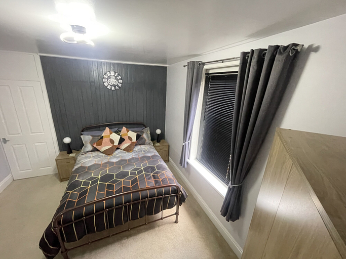Room 2, Impeccable 4-bed Home Away From Home in Swindon, Swindon