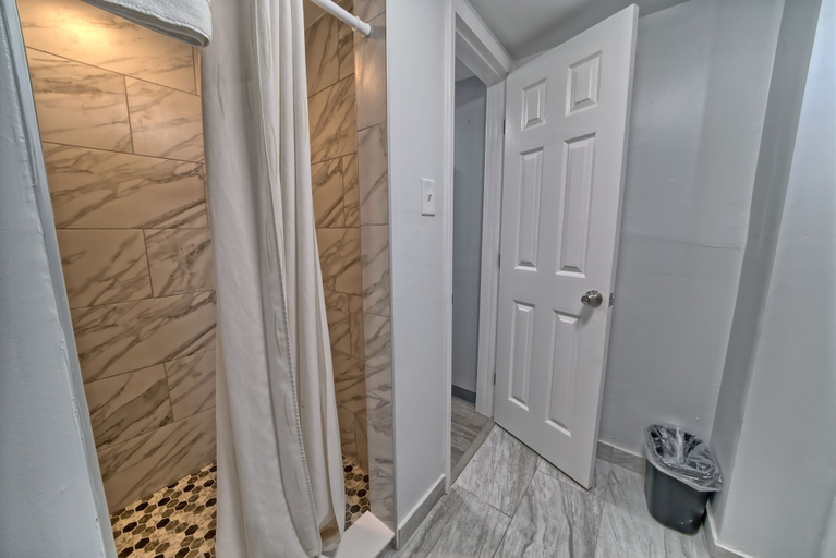 Bathroom 4, Aqua View Motel, Bay
