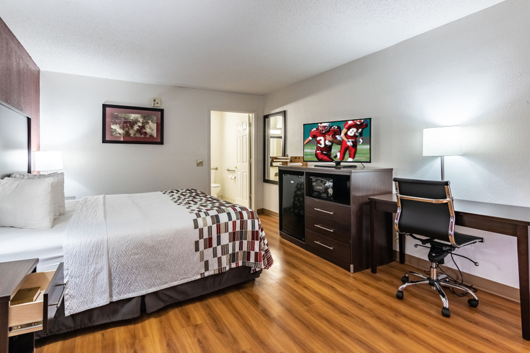 Bedroom 3, Red Roof Inn Forsyth, Monroe