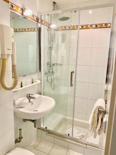 Bathroom 4, Hotel Brimer, Alpes-Maritimes