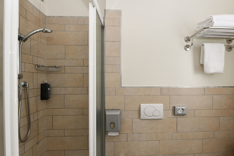 Bathroom 5, Hotel Vienna, Venezia