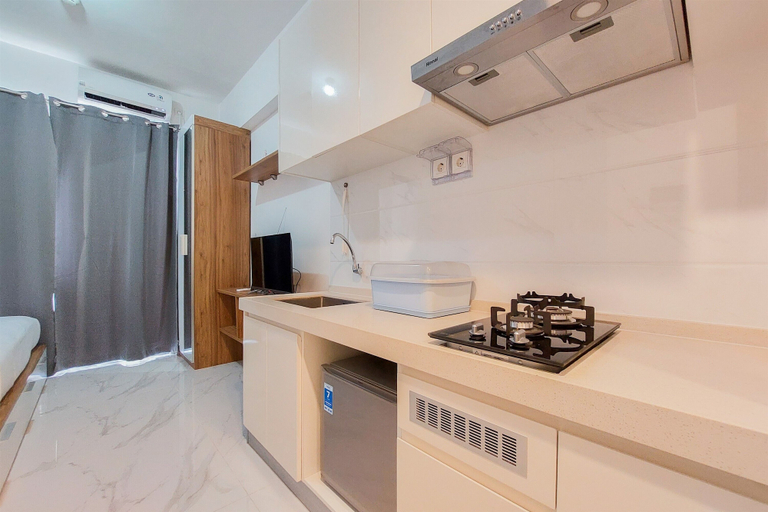 Private kitchen 4, Homey And Warm Studio Room At Sky House Bsd Apartment, South Tangerang
