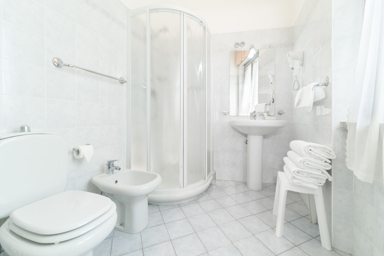 Bathroom 4, Hotel Bernardino, Lucca