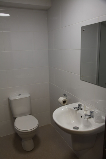 Bathroom 3, Alcester Inn, Warwickshire