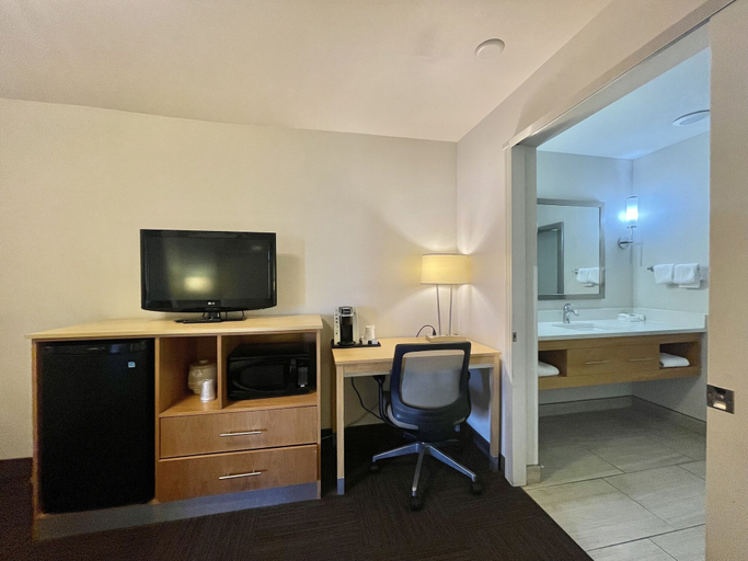Bedroom 4, Red Roof PLUS+ & Suites Tampa - Busch Gardens, Hillsborough