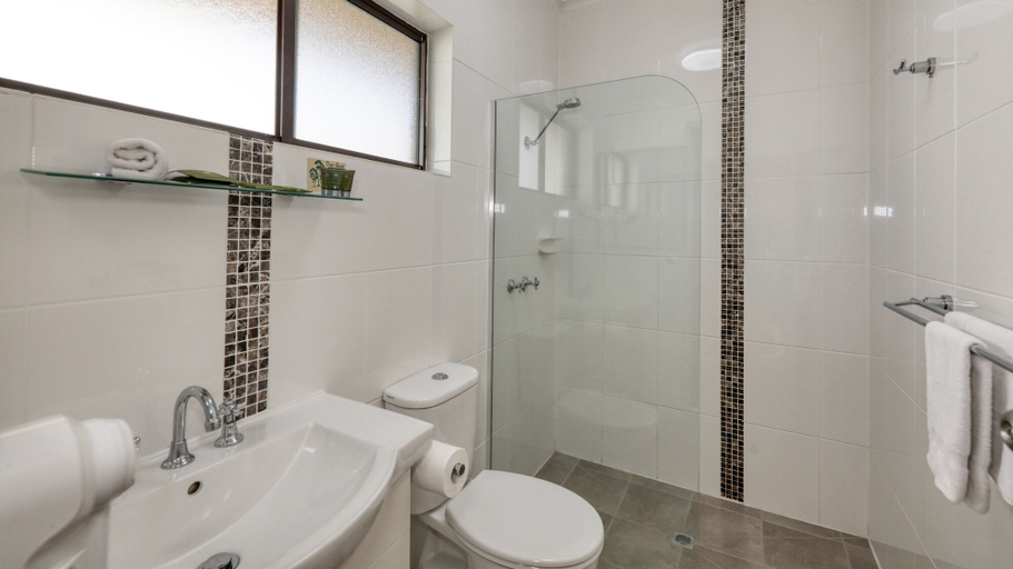 Bathroom 4, Top of the Town Motel & Apartments, Benalla - Benalla