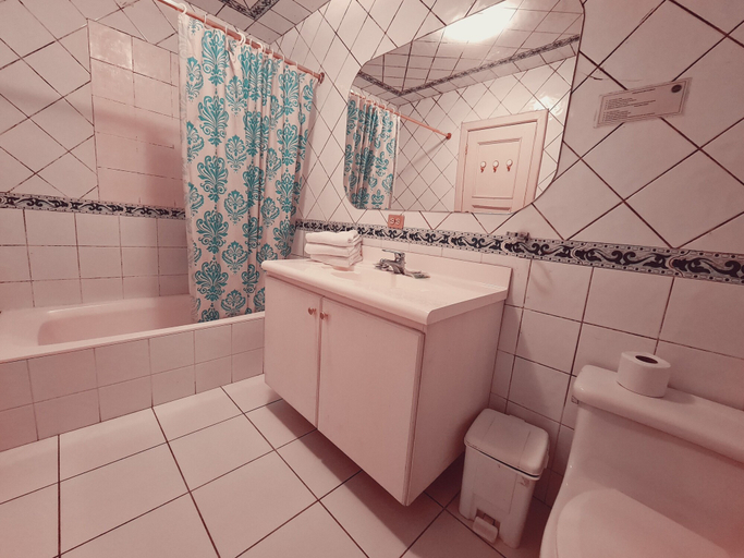 Bathroom 3, Hotel Chat Noir Cuenca, Cuenca