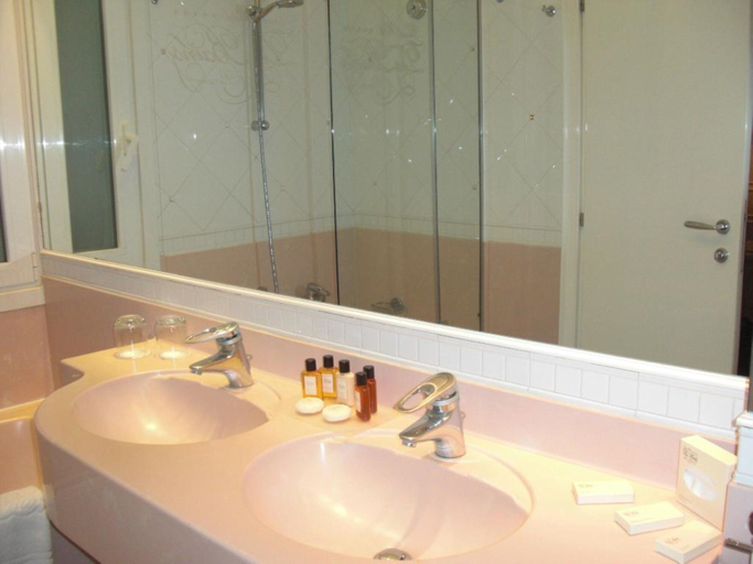 Bathroom 5, Grand Hotel Des Bains, Rimini