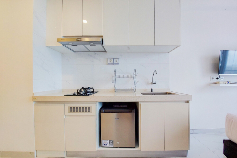 Private kitchen 3, Strategic And Elegant Studio Apartment At Sky House Bsd, Tangerang Selatan