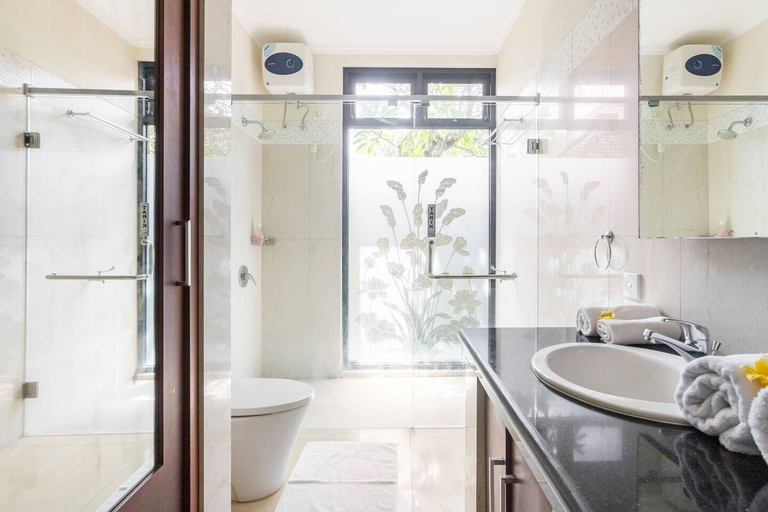 Bathroom 5, Jenna Residence Denpasar, Denpasar